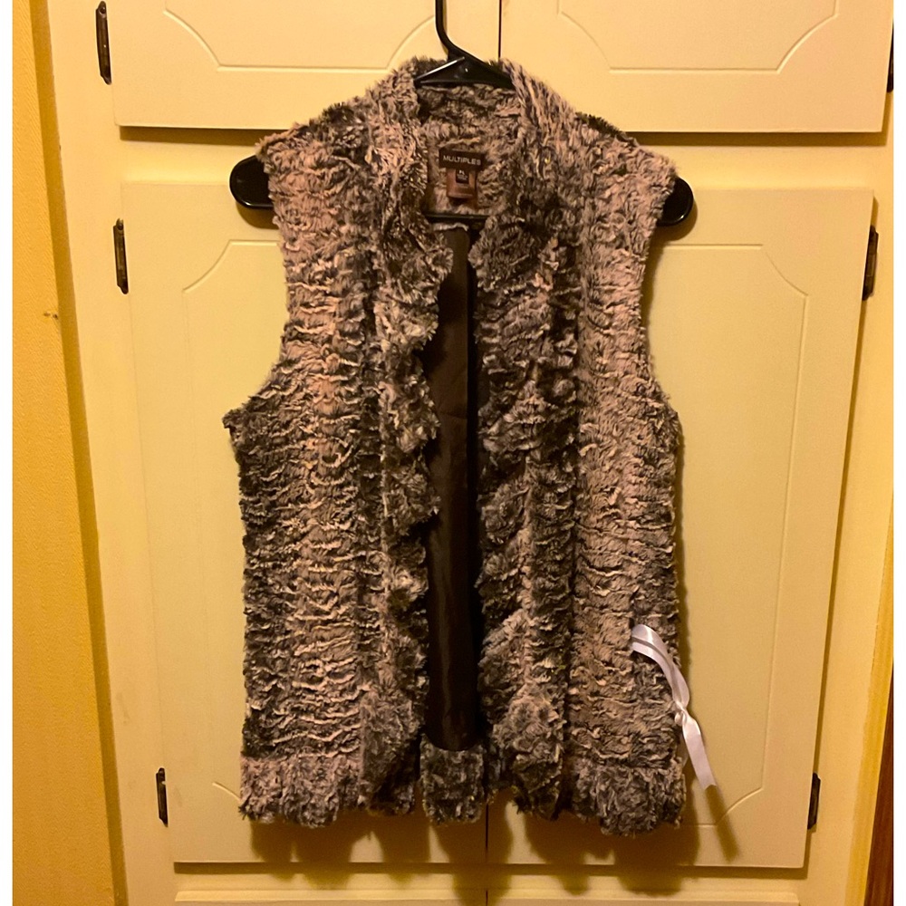 WOMENS BEAUTIFUL WHITE & TAN/BROWN “MULTIPLES” FAUX/FUR VEST. Size-PETITE LARGE